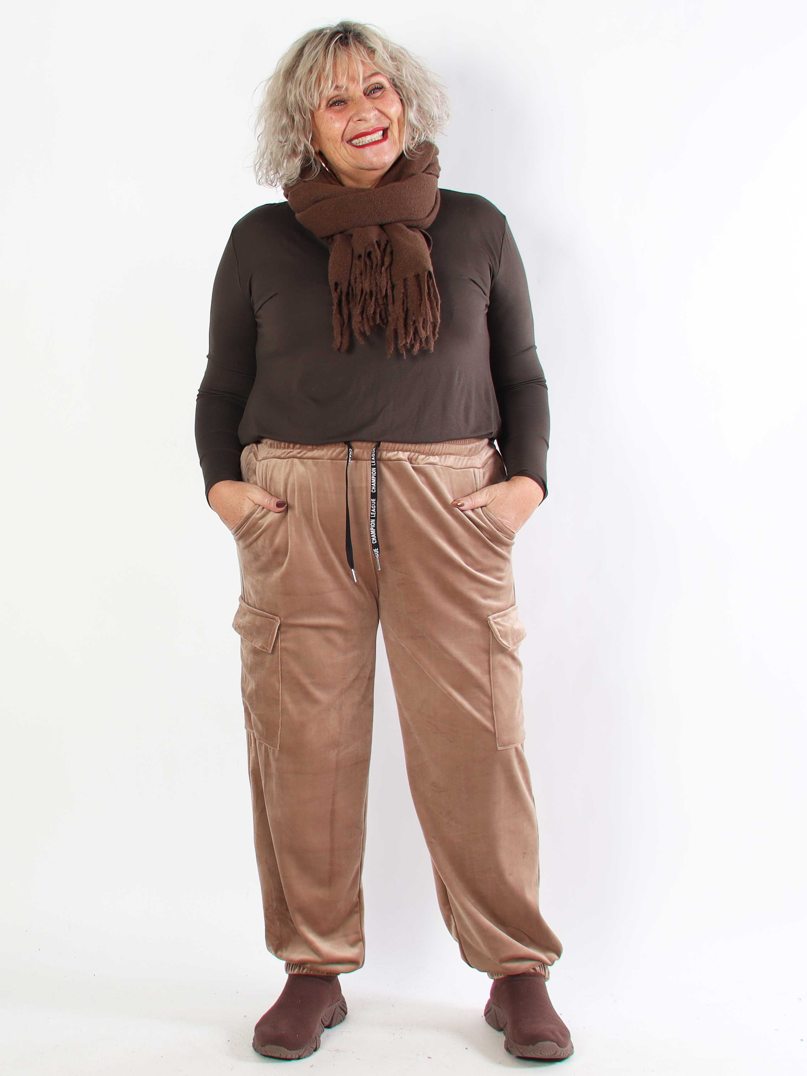 Pippa - Bløde plus size cargobukser i velour